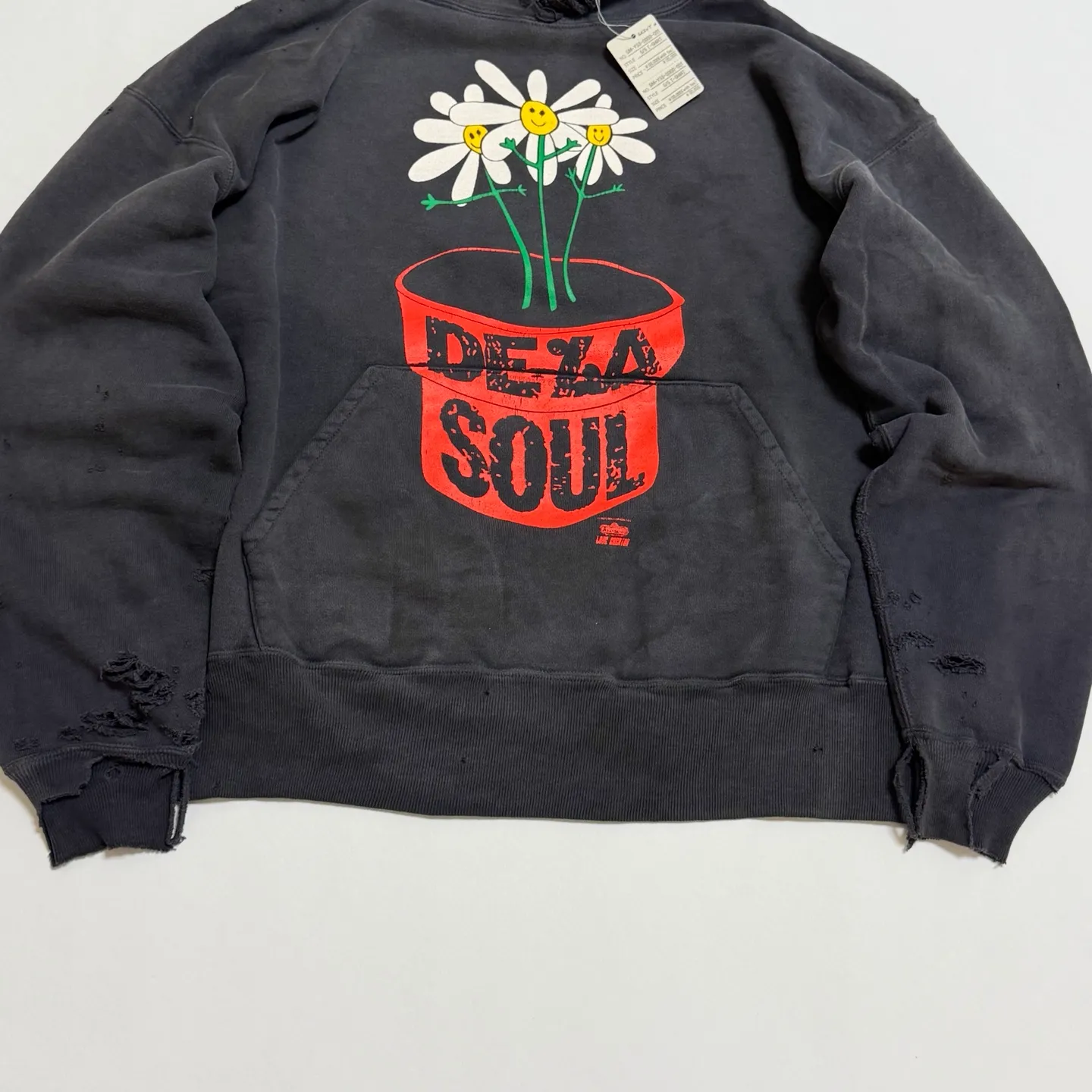 SAINT Mxxxxxx × DE LA SOUL DLS_HOODIE/DE LA SOUL/BLK DE LA SOUL co-branded potted plant destruction hoodie, washed black S-XL, a very important hoodie this season. It embodies the brand philosophy through the humorous potted plant and slogan design. In addition, through a large number of hand-made fraying, cutting and other damage processing, as well as heavy washing and oxidative fading treatment, a perfect Vintage effect is created. Original mold opening Customized co-branded main mark and wash water mark, correct version